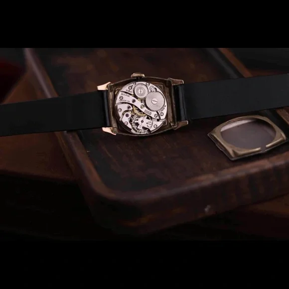 1940s Bulova Lieutenant
14k Rose Gold-Filled Tonneau/Barrel Case Mechanical - Picture 8 of 9